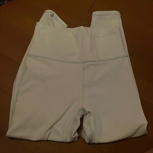 i am selling fabletics leggings in a month blue color i have never worn